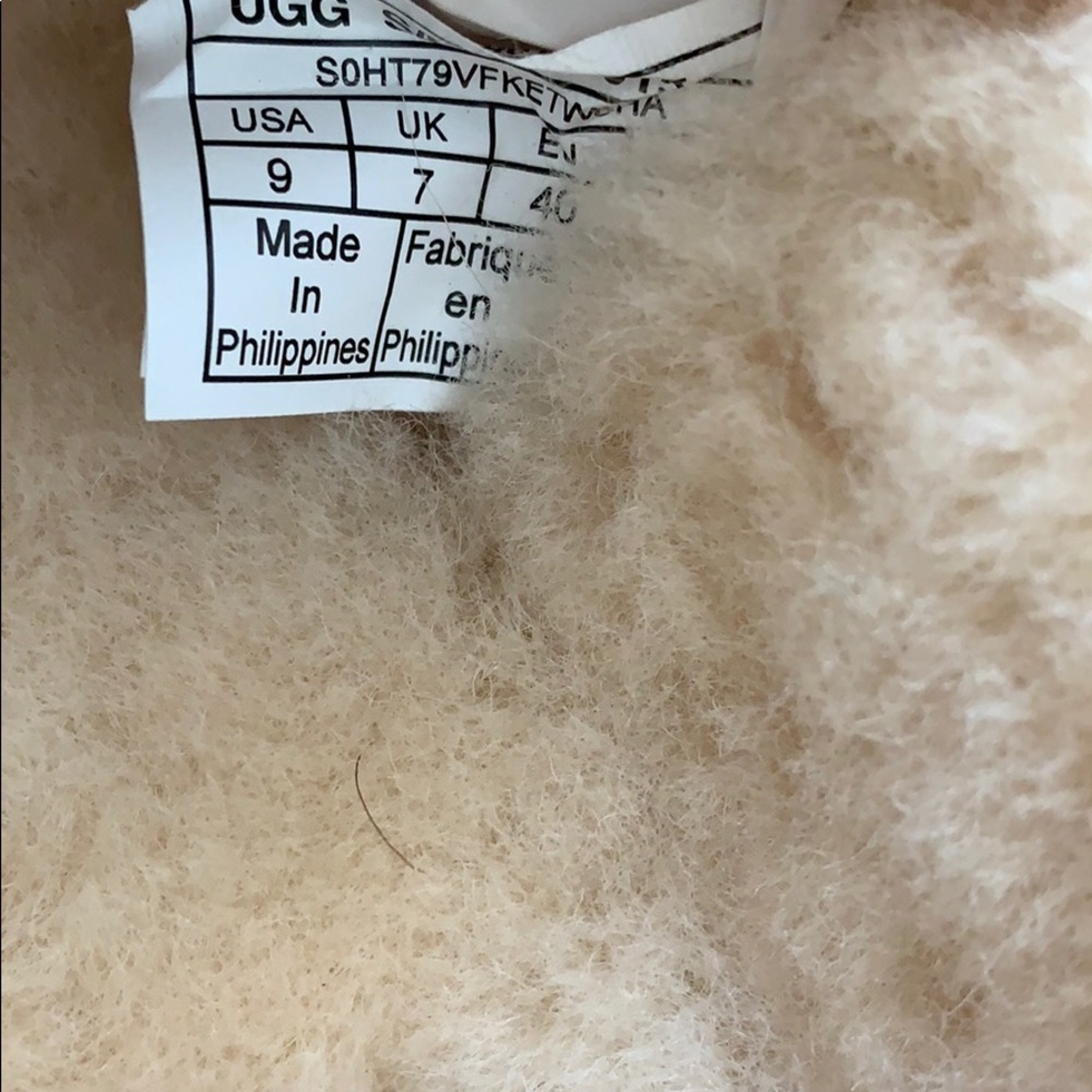 authentic UGG Dakota Pom Pom Moccasins - Picture 5 of 8